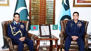 পাকিস্তানের কাছ থেকে অত্যাধুনিক যুদ্ধবিমান কিনতে আগ্রহী বাংলাদেশ