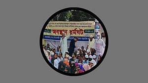 ঢাকায় প্রেস ক্লাবের সামনে মাদ্রাসা শিক্ষকদের অবস্থান, যান চলাচল বন্ধ