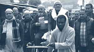 রিকশায় চড়ে মনোনয়নপত্র জমা দিলেন মির্জা ফখরুল