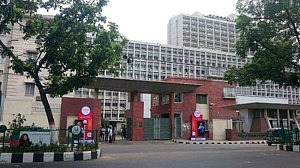 ২০% বিশেষ ভাতার দাবিতে সচিবালয়ে উত্তেজনা: দপ্তরে অবরুদ্ধ অর্থ উপদেষ্টা