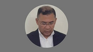 মায়ের কফিনের পাশে কোরআন তেলাওয়াত করছেন তারেক রহমান