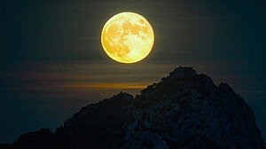 আকাশে দেখা মিলবে বছরের শেষ সুপারমুন ‘কোল্ড মুন’