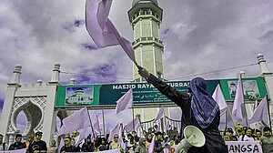 পানি-খাবার-চিকিৎসা নেই: ইন্দোনেশিয়ায় সাদা পতাকা তুলে প্রতিবাদ বন্যা দুর্গতদের