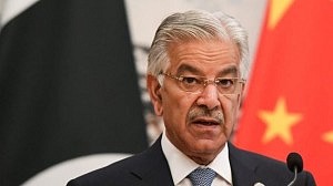 খাজা আসিফ: ভারত দুই সীমান্তে পাকিস্তানকে ব্যস্ত রাখতে চায়