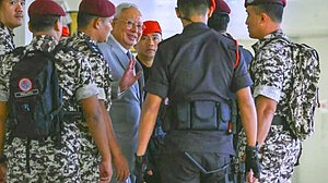 দুর্নীতির মামলা: গৃহবন্দি নয়, কারাগারে থাকতে হবে নাজিব রাজাককে