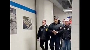 মাদুরোকে হাঁটিয়ে নেওয়ার ভিডিও প্রকাশ